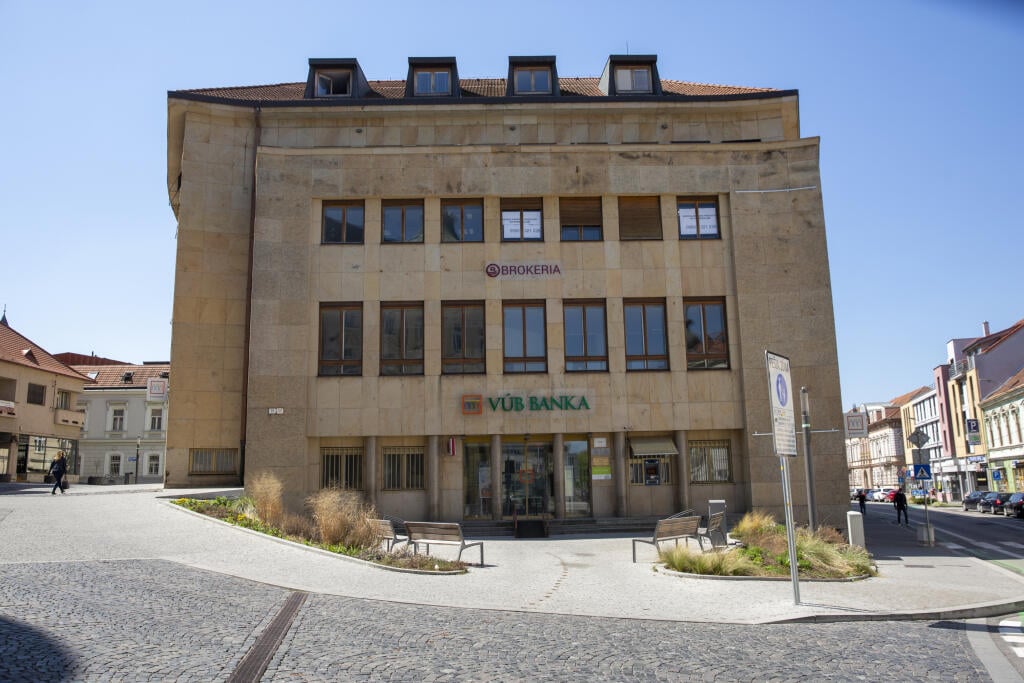 Dielo arhitekta Eugena Kramára
Na obr. budova VÚB banky v Trenčíne