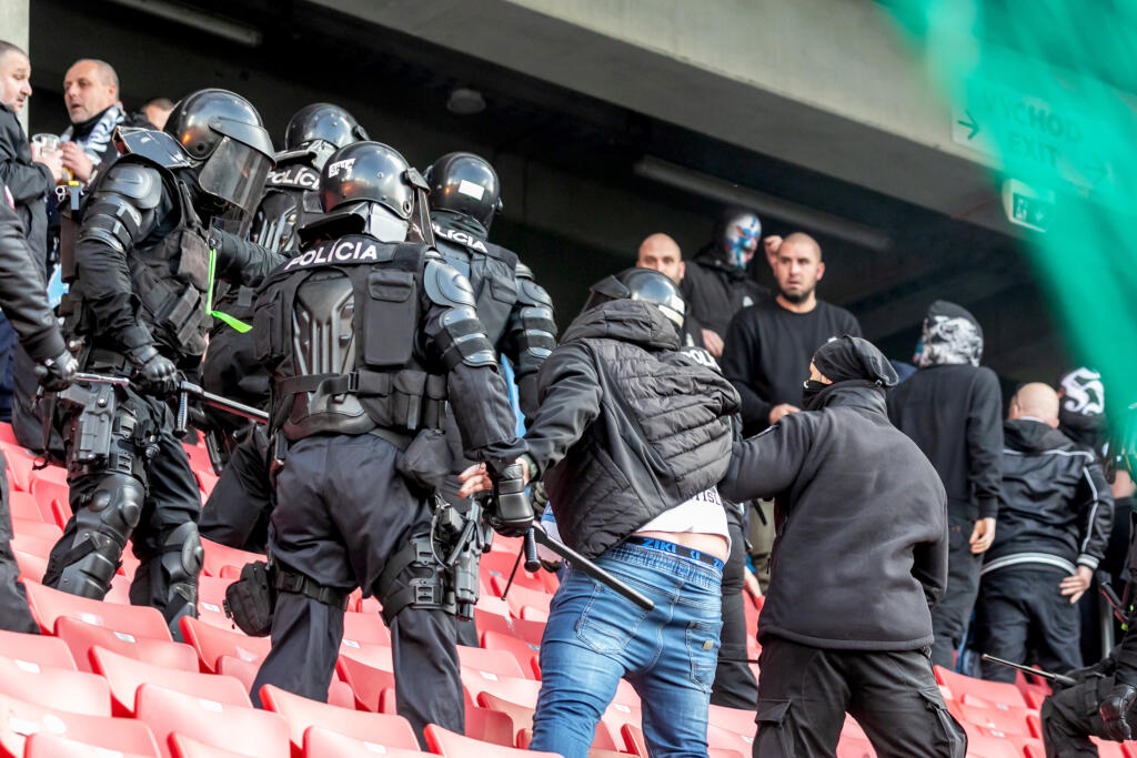 Zasiahnuť vtedy museli aj policajní kukláči, ktorí za použitia donucovacích prostriedkov vytlačili fanúšikov hostí zo štadióna.
