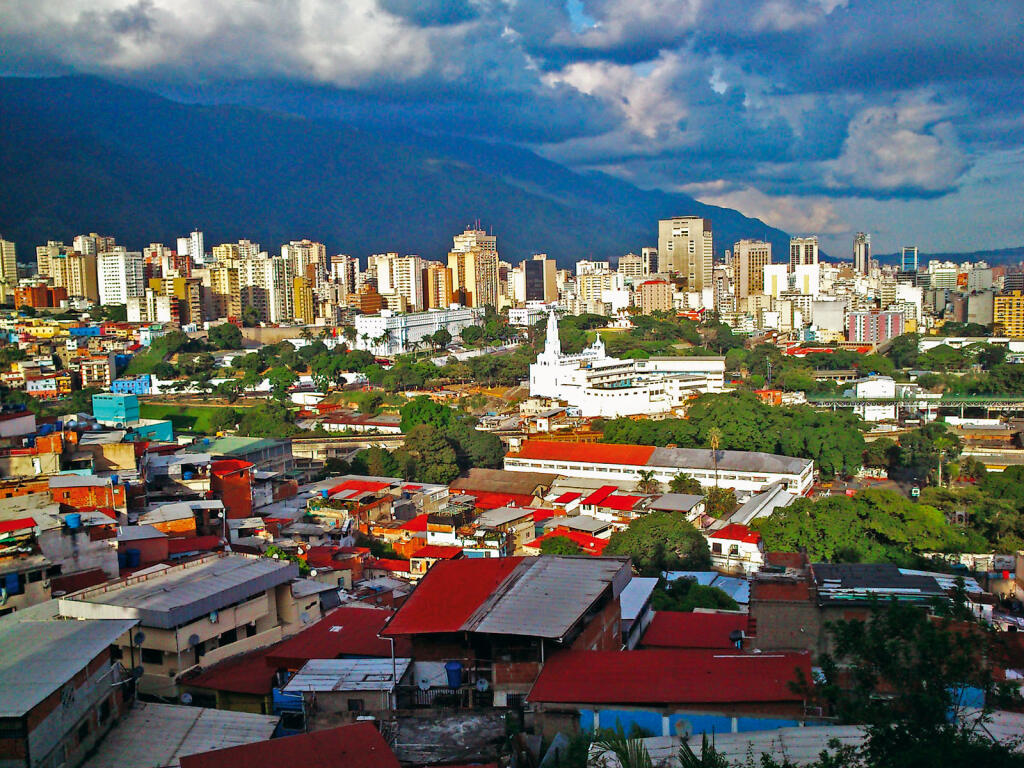 Úchvatný pohľad na celý Caracas z vrchu Cuartel de la Montaña, kde je pochovaný H. Chávez.