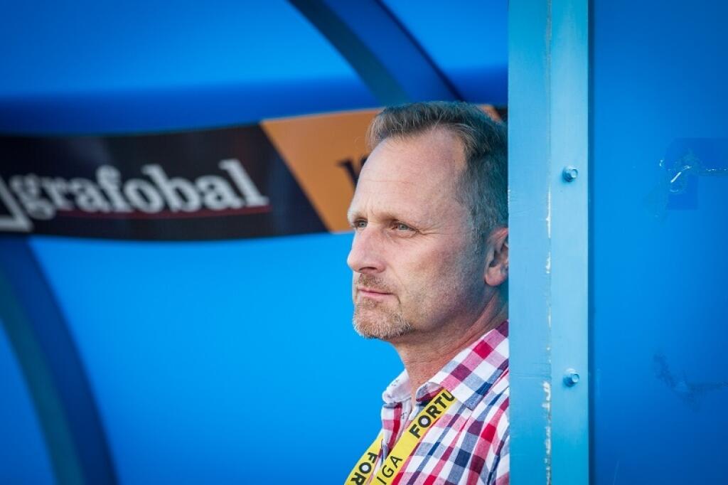 Vladimír Koník: „Treba sa na to pozrieť z dvoch uhlov pohľadu. Z klubovej stránky si nemyslím, že je to šťastné riešenie. Klub ako Slovan si vyžaduje maximálne nasadenie a práca aj s reprezentáciou ho môže obmedzovať. Na druhú stranu, keď to nemá byť terajší tréner, tak jediná a správna voľba je práve Vlado Weiss.“