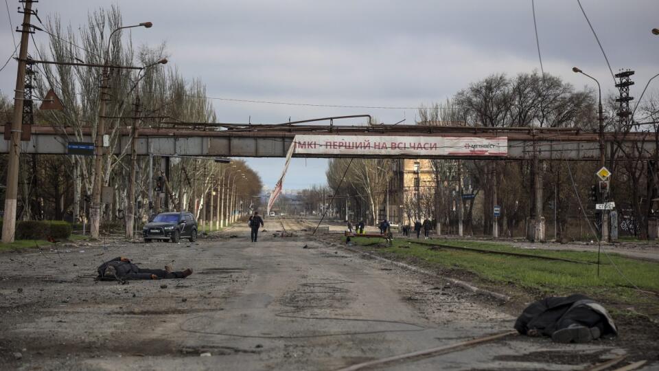 Telá civilistov ležia pri zničenej časti druhého najväčšieho hutníckeho závodu na Ukrajine - Kov a železo spracujúceho hutníckeho závodu Iľjič v separatistami okupovanom Mariupole v sobotu 16. apríla 2022.