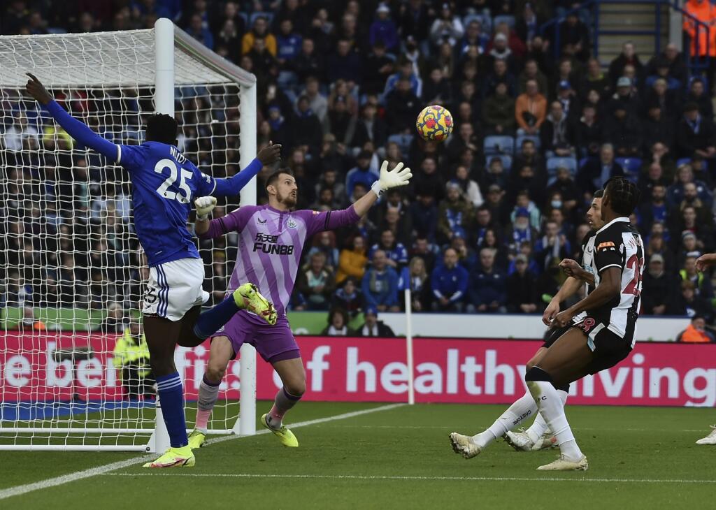 EBE 66 Leicester - Na snímke uprostred slovenský brankár Leicestru Martin Dúbravka chytá loptu v zápase 16. kola anglickej Premier League vo futbale Leicester City - Newcastle United (4:0) v nedeľu 12. decembra 2021. FOTO TASR/AP
Newcastle's goalkeeper Martin Dubravka makes a save during the English Premier League soccer match between Leicester City and Newcastle United at King Power stadium in Leicester, England, Sunday, Dec. 12, 2021. (AP Photo/Rui Vieira)