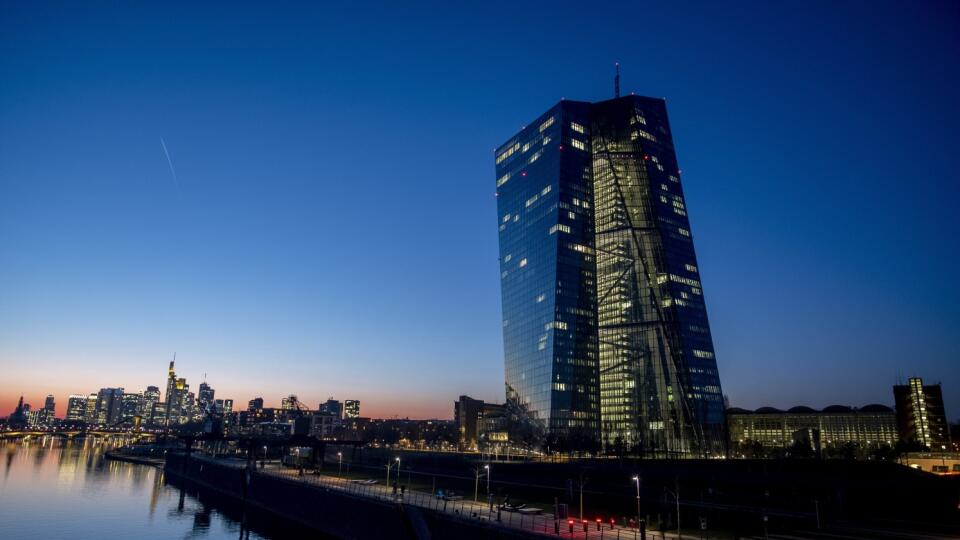 PK 39 Frankfurt nad Mohanom - Budova Európskej centrálnej banky (ECB) je znázornená na snímke vo Frankfurte nad Mohanom v stredu 9. marca 2022. Európska centrálna banka (ECB) vo štvrtok ponechala kľúčové úrokové sadzby nezmenené, na rekordnom minime. Rada guvernérov ale upravila plánované nákupy aktív v rámci programu APP a vyhlásila, že