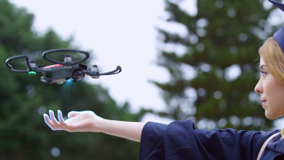 DJI Spark z ruky