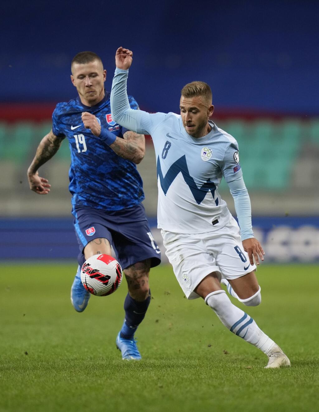 EBE 99 Ľubľana - Na snímke zľava slovenský stredopoliar Juraj Kucka a slovinský stredopoliar Sandi Lovrič v zápase H-skupiny kvalifikácie MS 2022 vo futbale Slovinsko - Slovensko v Ľubľani 1. septembra 2021. FOTO TASR/AP
Slovakia's Juraj Kucka, left, competes for the ball with Slovenia's Sandi Lovric during the World Cup 2022 group H qualifying soccer match between Slovenia and Slovakia at the Stozice Sports Park stadium in Ljubljana, Wednesday, Sept. 1, 2021. (AP Photo/Darko Bandic)