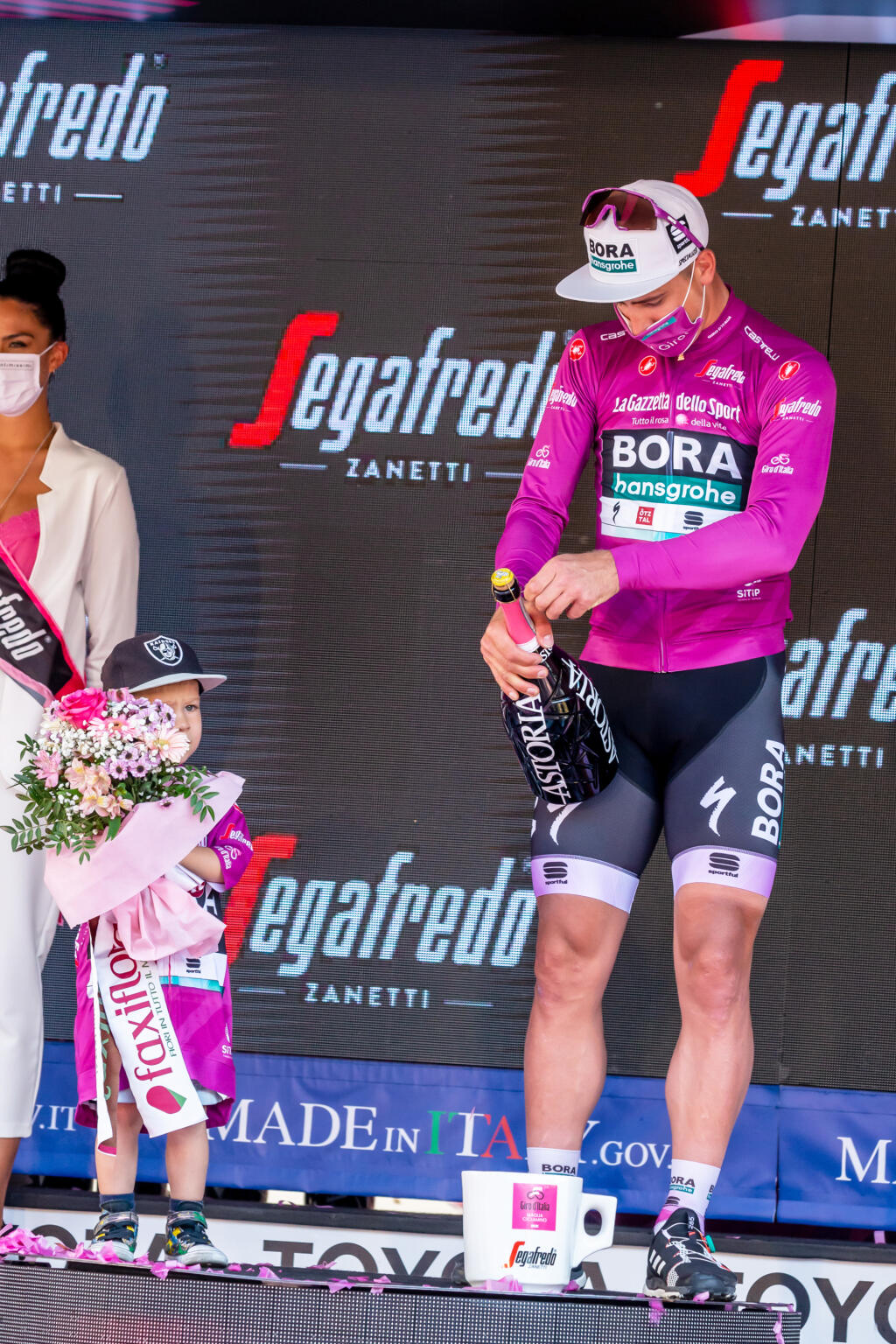 Peter Sagan oslavoval zisk cyklámenového dresu so svojím synčekom Marlonom, s ktorým sa dokonale zladil - obaja mali na sebe dres v rovnakých farbách.