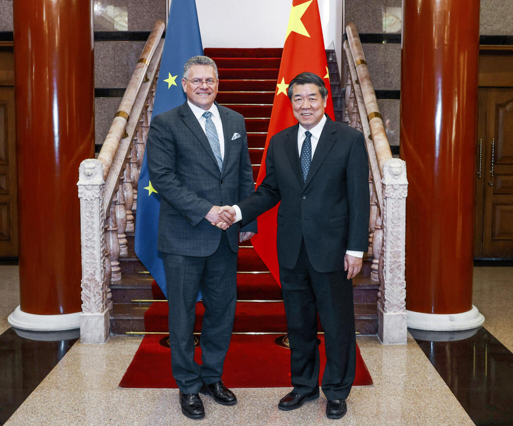 Eurokomisár pre obchod a hospodársku bezpečnosť Maroš Šefčovič a čínsky vicepremiér Che Li-feng počas stretnutia v Pekingu