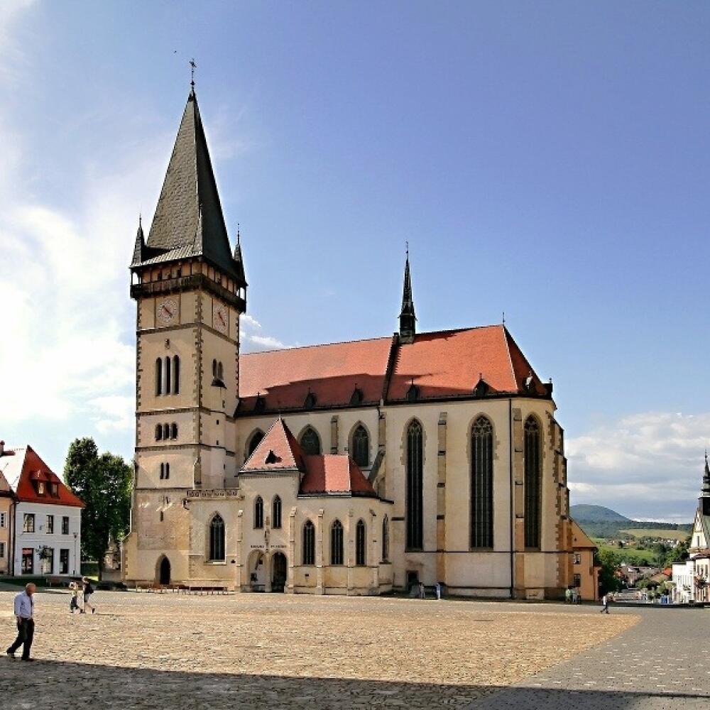 Bardejov sa právom hrdí opakovanými prvenstvami v súťaži o Najkrajšie mesto Slovenska. Je zapísaný do zoznamu UNESCO. Najvzácnejšou časťou mesta je Radničné námestie s nádhernými gotickými meštianskymi domami, Bazilika minor sv. Egídia s bývalou mestskou radnicou - prvou stavbou renesancie na území Slovenska.