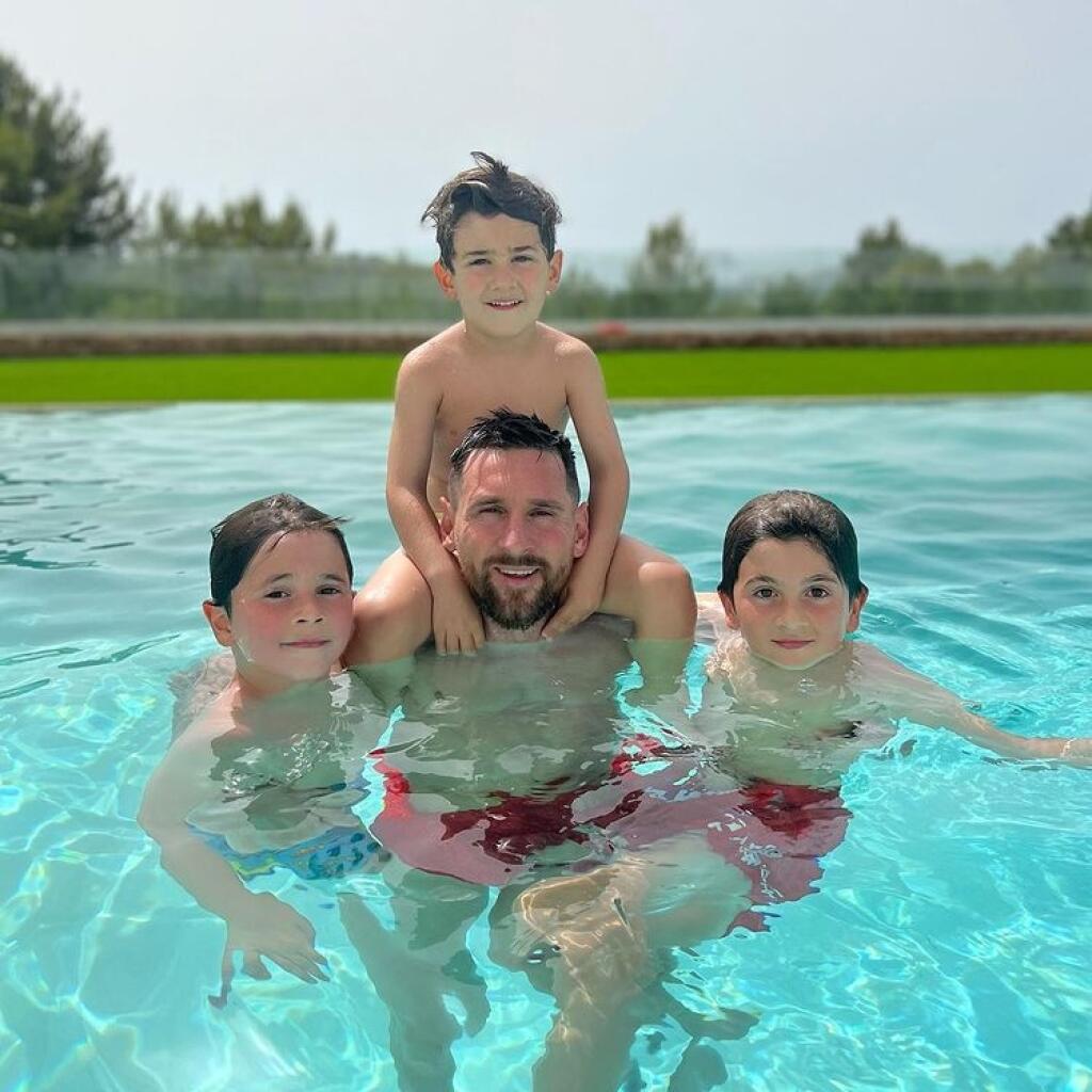 Messiho manželka pôsobí ako šedá myška, ktorá nevyhľadáva žiadnu pozornosť a venuje sa len mužovi a deťom.