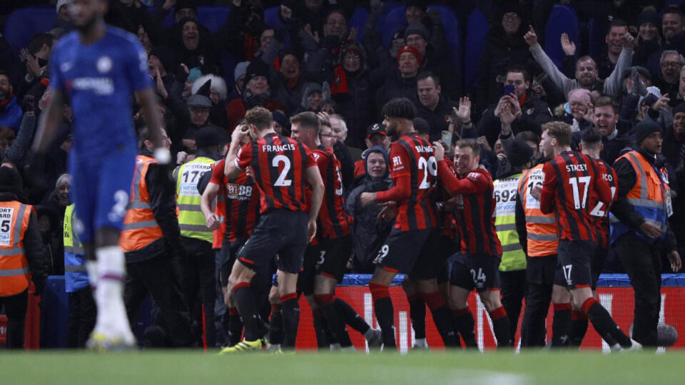 WA 55 Londýn - Futbalista Bournemouth Dan Gosling sa teší so spoluhráčmi po strelení gólu v zápase 17. kola Premier League FC Chelsea - Bournemouth v Londýne 14. decembra 2019. FOTO TASR/AP 

 Bournemouth's Dan Gosling celebrates with teammates after scoring his side's opening goal during the English Premier League soccer match between Chelsea and Bournemouth, at Stamford Bridge in London, Saturday, Dec. 14, 2019. (AP Photo/Ian Walton)