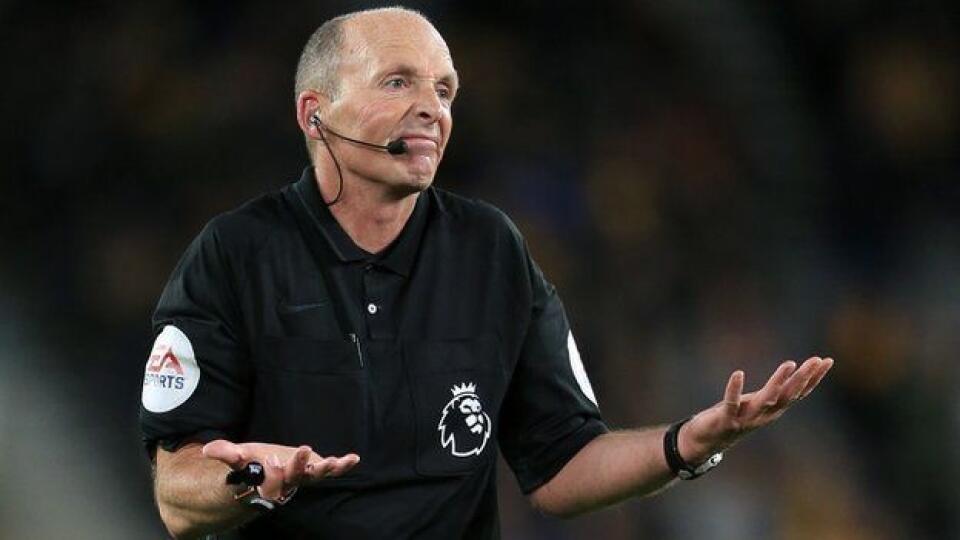 Anglický futbalový rozhodca Mike Dean sa obrátil na políciu po tom, ako sa stal on i jeho rodina terčom vyhrážok smrťou.