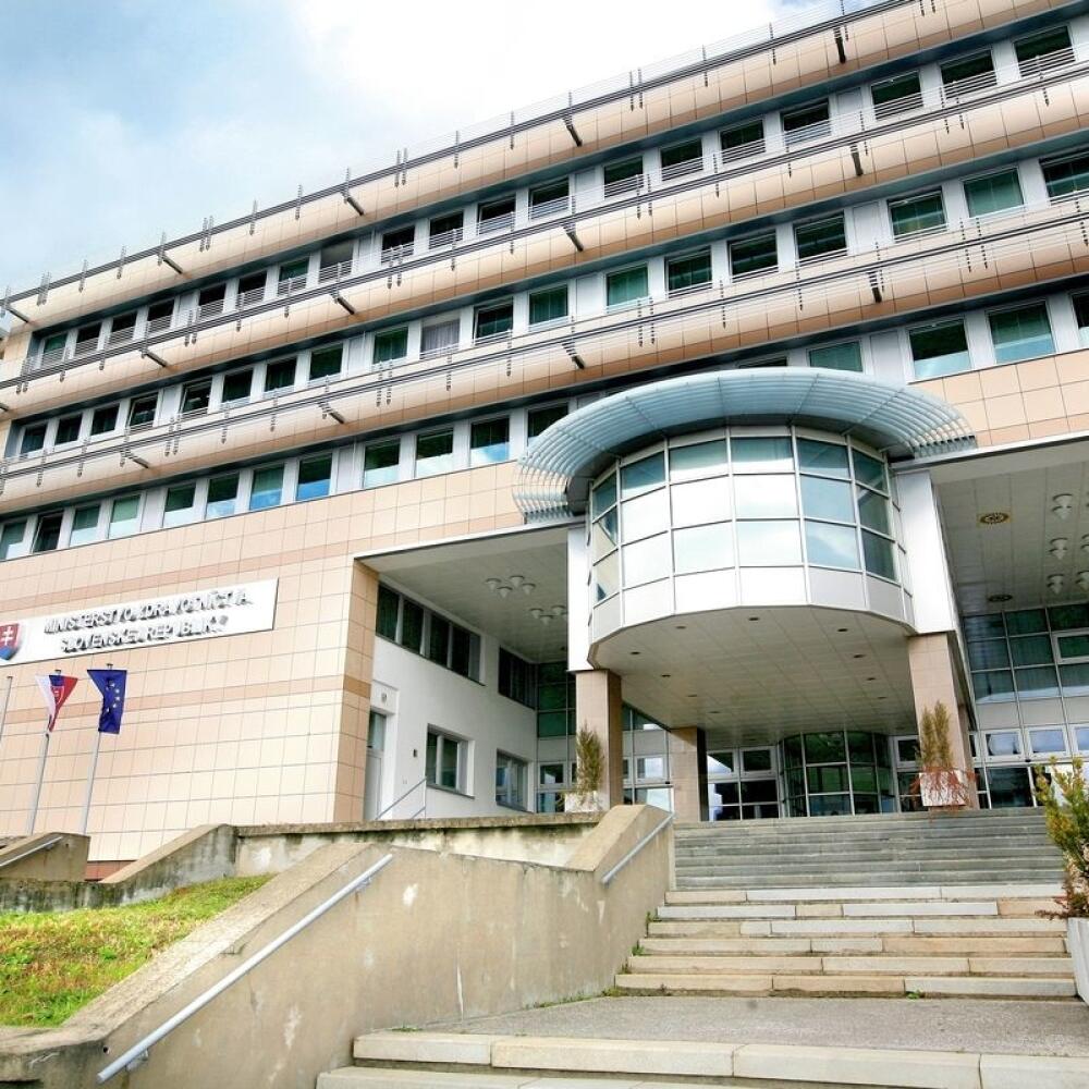 Reálne nefunguje ani Etická komisia zriadená pri MZ SR. Podľa hovorcu Petra Bublu sa v súčasnosti „kreuje“. Jej niektoré stanoviská nájdete na internete.