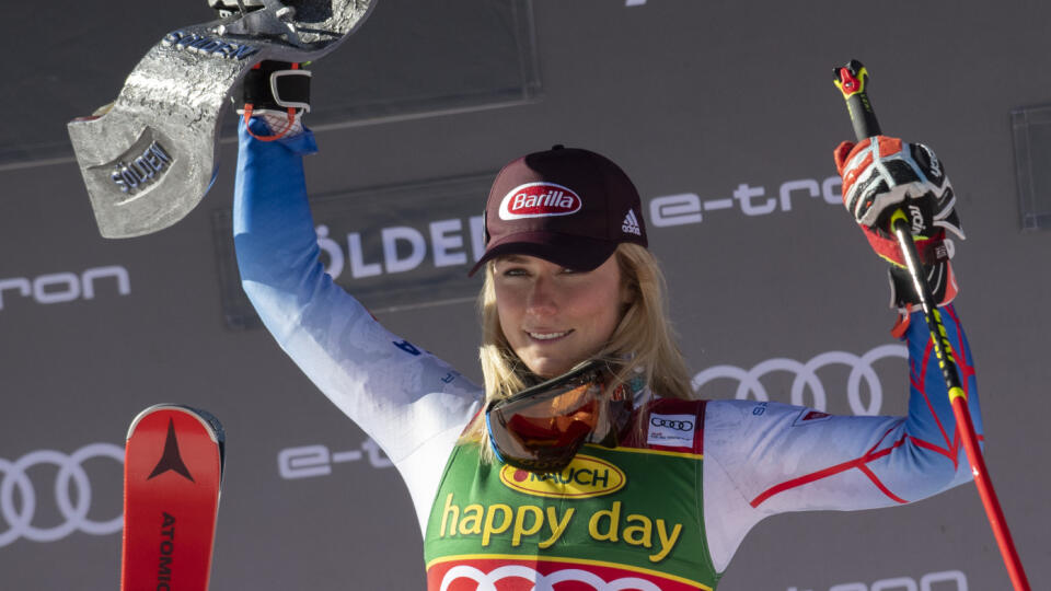 Američanka Mikaela Shiffrinová sa teší na pódiu po triumfe v otváracom obrovskom slalome novej sezóny Svetového pohára alpských lyžiarok na ľadovci Rettenbach v rakúskom Söldene v sobotu 23. októbra 2021. Slovenka Petra Vlhová skončila na treťom mieste, druhá bola Švajčiarka Lara Gutová-Behramiová. FOTO TASR - Martin Baumann