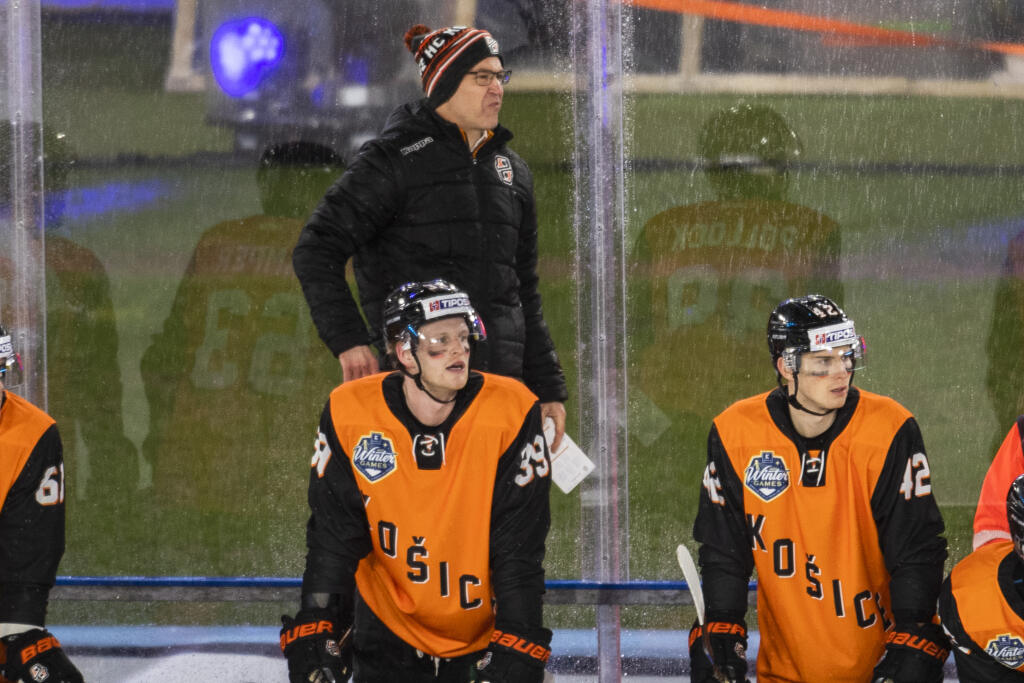 Na snímke tréner HC Košice Dan Ceman gestikuluje počas zápasu 24. kola Tipos extraligy HC Slovan Bratislava - HC Košice pod holým nebom na ploche Národného futbalového štadióna v rámci podujatia Kaufland Winter Games v Bratislave v nedeľu 15. januára 2023.