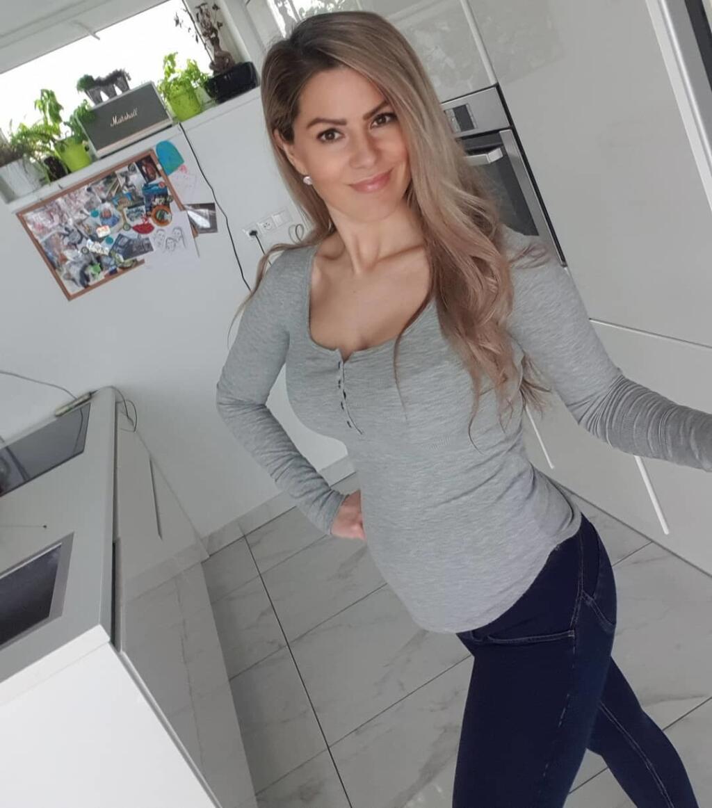 Manželka Tomiho Kida Dominika s tehotenským bruchom.