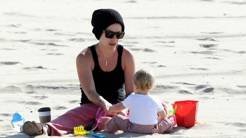 Samy pre
seba : Pink si
vychutnávala
celú pláž sama
s dcérkou.