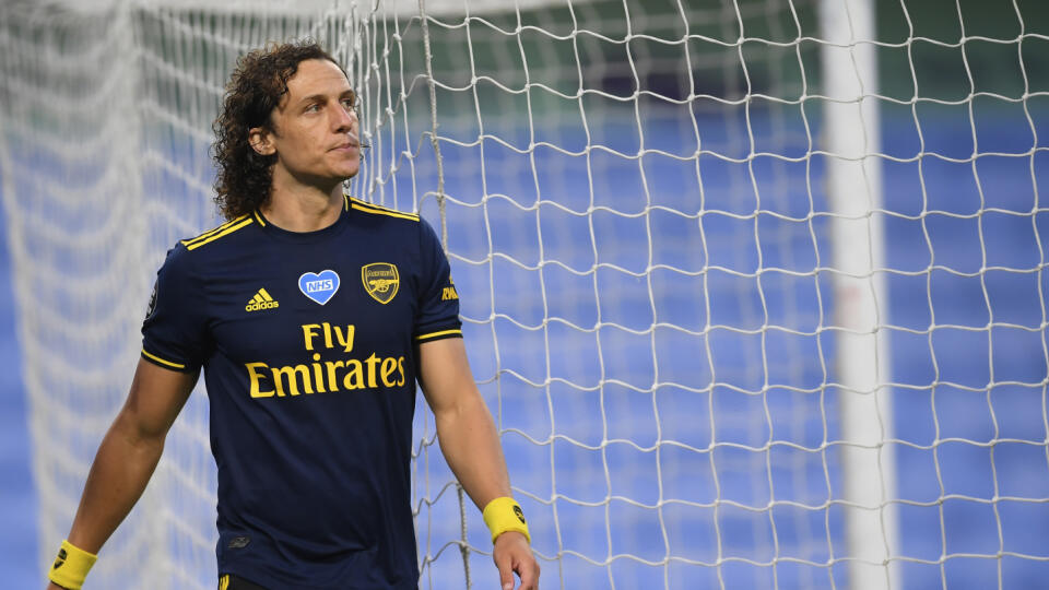 JB 17 Manchester - Hráč Arsenalu Londýn David Luiz odchádza z ihriska po tom, ako dostal červenú kartu vo futbalovom zápase anglickej Premier League Manchester City - Arsenal Londýn v Manchesteri 17. júna 2020. FOTO TASR/AP
Arsenal's David Luiz leaves the field after getting a red card during the English Premier League soccer match between Manchester City and Arsenal at the Etihad Stadium in Manchester, England, Wednesday, June 17, 2020. The English Premier League resumes Wednesday after its th