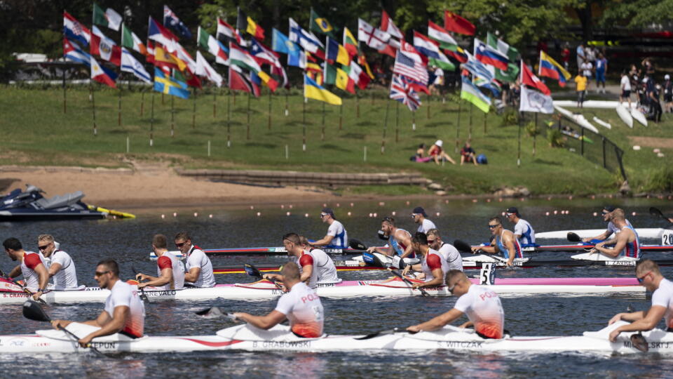 PK 76 Dartmouth - Na snímke slovenský štvorkajak (najvzdialenejší) v zložení Samuel Baláž, Denis Myšák, Csaba Zalka, Adam Botek v cieli finále K4 mužov na 500 m trati na MS v kanadskom Dartmouthe 6. augusta 2022. Slovenský štvorkajak obsadil obsadil štvrté miesto. V A-finále zaostal o 1,55 s za víťazným španielskym kvartetom Saul Craviotto, Carlos Arevalo, Marcos Cooper, Rodrigo Germade. FOTO TASR/AP

Teams at the finish line following the K4 men's 500m at the ICF Canoe Sprint and Paracanoe Worl