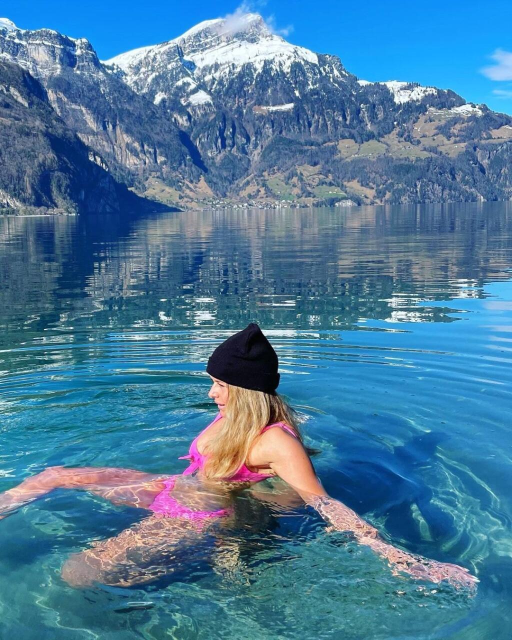 Švajčiarska lyžiarka Corinne Suterová znova predviedla, že patrí medzi najkrajšie športovkyne súčasnosti.