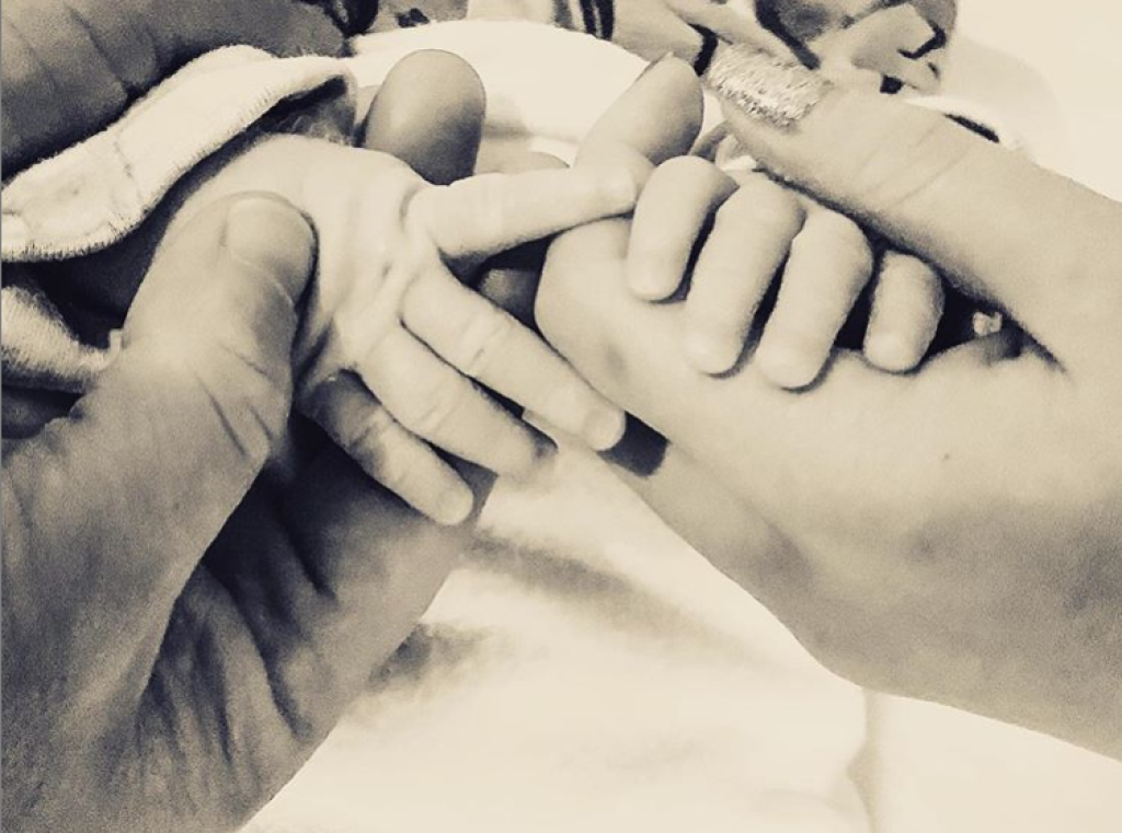 Jeho partnerka Alaina Meyer (22) mu porodila krásneho synčeka, čím sa stal z herca hrdý otecko.