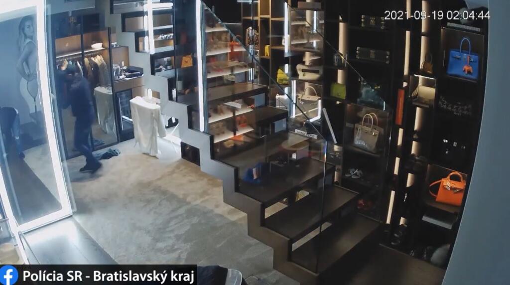 Polícia zverejnila zábery z krádeže bytu v Starom Meste. Podľa záberov a Cibulkovej podobizne na stene je zrejmé, že ide o byt bývalej tenistky.