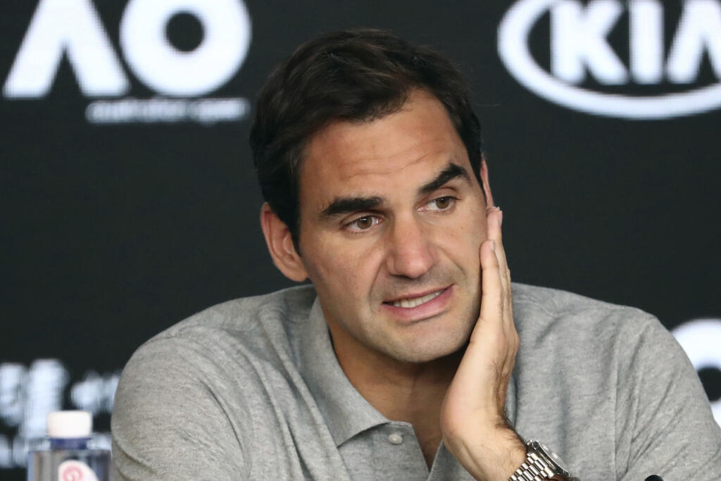 Na archívnej snímke z 30. januára 2020 švajčiarsky tenista Roger Federer hovorí počas tlačovej konferencie po prehre nad Srbom Novakom Djokovičom v semifinále dvojhry na grandslamovom turnaji Australian Open v Melbourne. Švajčiarsky tenista Roger Federer uviedol, že mužská asociácia ATP a ženská WTA by sa mali zlúčiť do jednej. Ako informovala agentúra DPA, Federer si myslí, že k spojeniu oboch organizácií malo prísť už dávno.