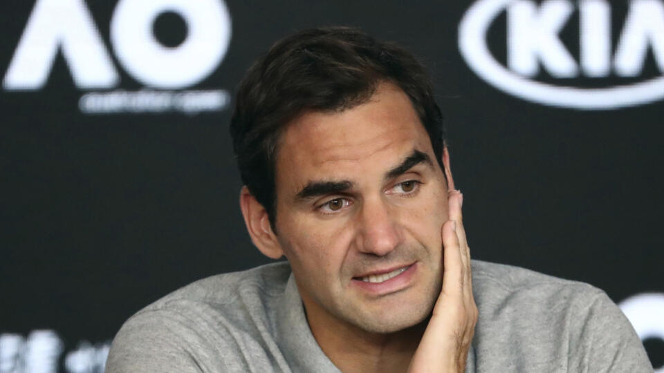 KK24 Melbourne - Na archívnej snímke z 30. januára 2020 švajčiarsky tenista Roger Federer hovorí počas tlačovej konferencie po prehre nad Srbom Novakom Djokovičom v semifinále dvojhry na grandslamovom turnaji Australian Open v Melbourne. Švajčiarsky tenista Roger Federer uviedol, že mužská asociácia ATP a ženská WTA by sa mali zlúčiť do jednej. Ako informovala agentúra DPA, Federer si myslí, že k spojeniu oboch organizácií malo prísť už dávno. FOTO TASR/AP
FILE - In this Jan. 30, 2020, file phot