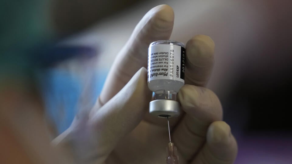 JB 31 Bangkok - Thajská zdravotníčka pripravuje ampulku s vakcínou Pfizer-BioNTech počas očkovania zdravotníkov proti ochoreniu COVID-19 vo vakcinačnom centre nemocnice v Bangkoku 10. augusta 2021. FOTO TASR/AP
A health worker prepares a booster shot of the Pfizer-BioNTech COVID-19 vaccine for medical personnel and frontline health workers at Bangkok Metropolitan Administration General hospital in Bangkok, Thailand, Tuesday, Aug. 10, 2021. (AP Photo/Sakchai Lalit)