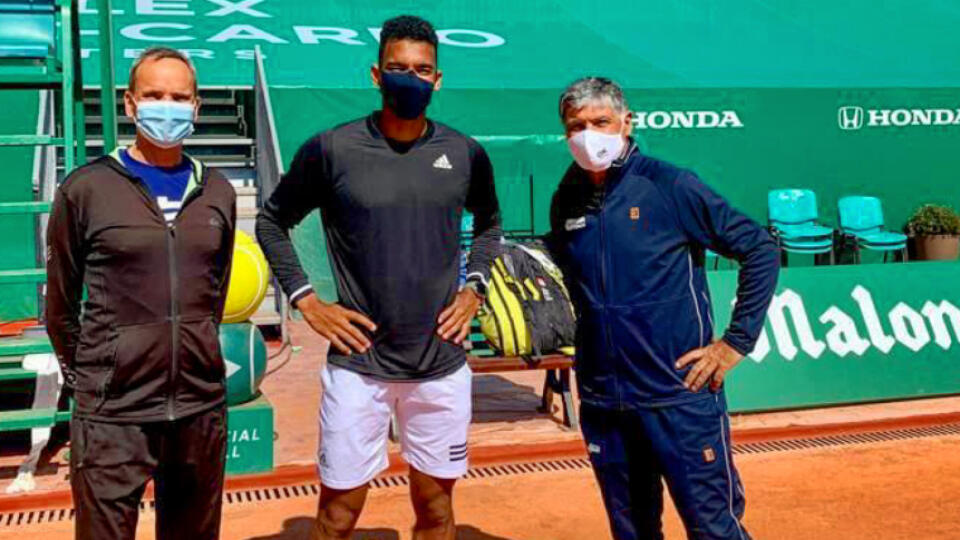 Kanadský tenista Felix Auger-Aliassime bude počas antukovej časti sezóny na okruhu ATP dostávať rady od Toniho Nadala, ktorý v minulosti priviedol svojho synovca Rafaela Nadala k zisku šestnástich grandslamových titulov.