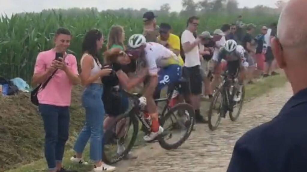 Daniel Oss na Tour de France skončil. Osudnou sa mu stala zrážka s fanúšikom.