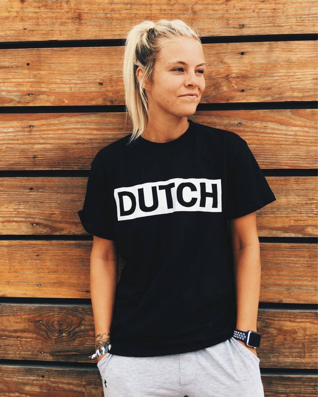 Ďalší futbalový párik. Kristie Mewisová (28) pochádza z USA, ale ani to jej nebránilo zaľúbiť sa do anglickej súperky Rachel Dalyovej (27). Napriek tomu sa obe veľmi podporujú. Randia spolu už viac ako dva roky. Dalyová je hráčkou amerického Houstonu, takže ku svojej milej to nemá ďaleko.