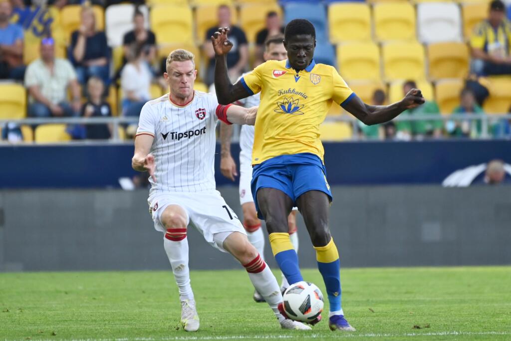 Na snímke zľava kapitán Trnavy Roman Procházka a hráč DAC-u Sharani Zuberu počas zápasu 9. kola Fortuna ligy medzi FC DAC Dunajská Streda a FC Spartak Trnava. V Dunajskej Strede, dňa 26. septembra 2021. FOTO TASR - Lukáš Grinaj