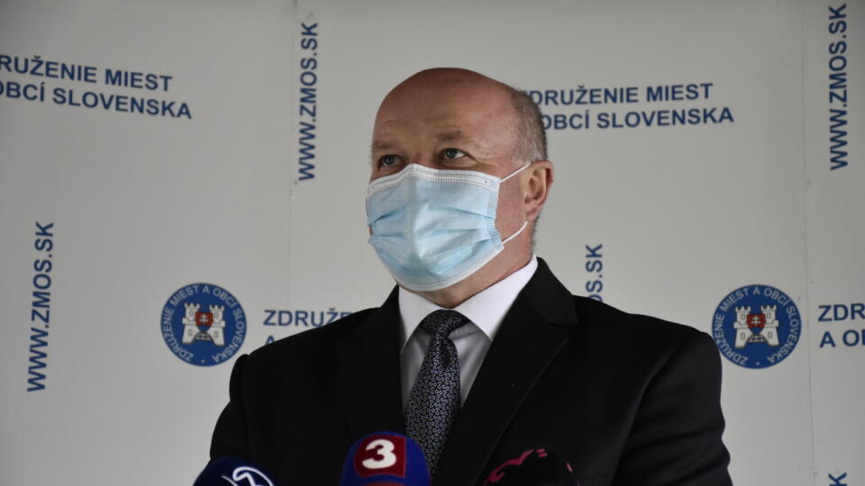 Združenie miest a obcí Slovenska (ZMOS) vyzýva vládu SR, aby bezodkladne preplatila náklady spojené s celoplošným testovaním na ochorenie COVID-19. Na tlačovej konferencii v Liptovskom Hrádku to v pondelok 2. novembra povedal šéf združenia Branislav Tréger. Na snímke šéf ZMOS-u Branislav Tréger počas tlačovej konferencie v Liptovskom Hrádku v pondelok 2. novembra 2020. EASYFOTO TASR - Miroslava Mlynárová