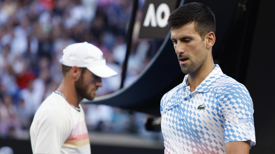 WA 33 Melbourne - Srbský tenista Novak Djokovič (vpravo) a Američan Tommy Paul kráčajú okolo seba v semifinále mužskej dvojhry na grandslamovom turnaji Australian Open v Melbourne v piatok 27. januára 2023. FOTO TASR/AP
Novak Djokovic, right, of Serbia and Tommy Paul of the U.S. cross during a change of ends in their semifinal at the Australian Open tennis championship in Melbourne, Australia, Friday, Jan. 27, 2023. (AP Photo/Asanka Brendon Ratnayake)