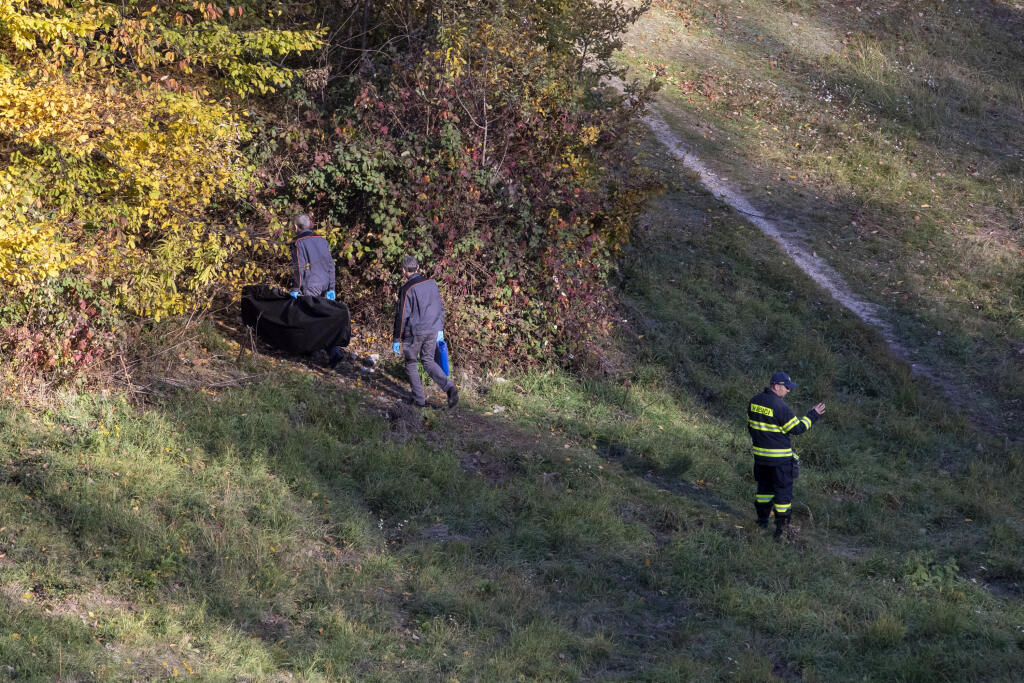 Na snímke hasiči a policajti vynášajú telo tragicky zosnulého hokejistu Dušana Pašek.