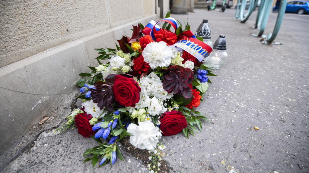 Na snímke veniec, ktorým si prezidentka SR Zuzana Čaputová uctila pamiatku obetí tragickej nehody v Bratislave v blízkosti miesta nešťastia neďaleko zastávky Zochova v Bratislave v pondelok 3. októbra 2022. V centre Bratislavy narazilo v nedeľu v noci 2. októbra auto s opitým vodičom do zastávky mestskej hromadnej dopravy. Nehoda si vyžiadala piatich mŕtvych a päť zranených.