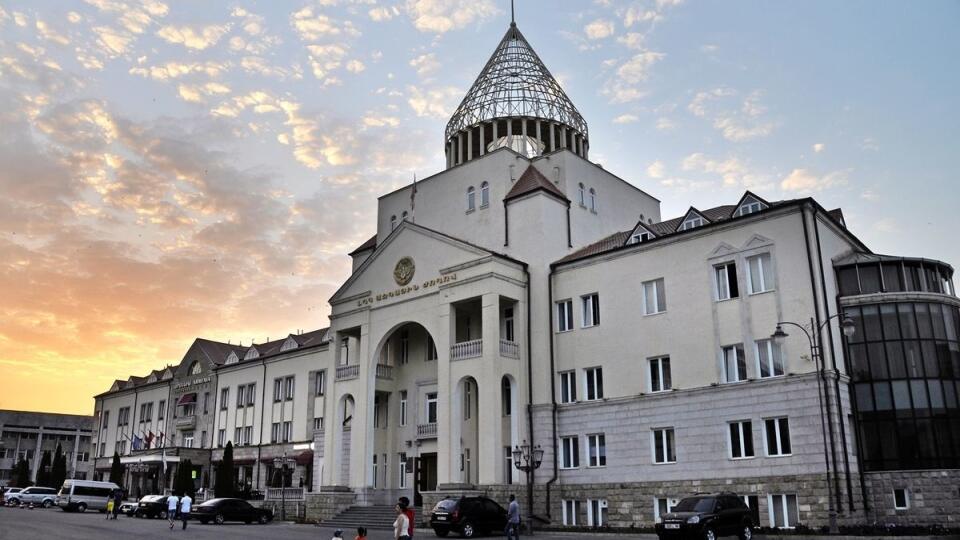 Jednou z dominánt Stepanakertu je karabašský parlament so zvláštnou strechou.