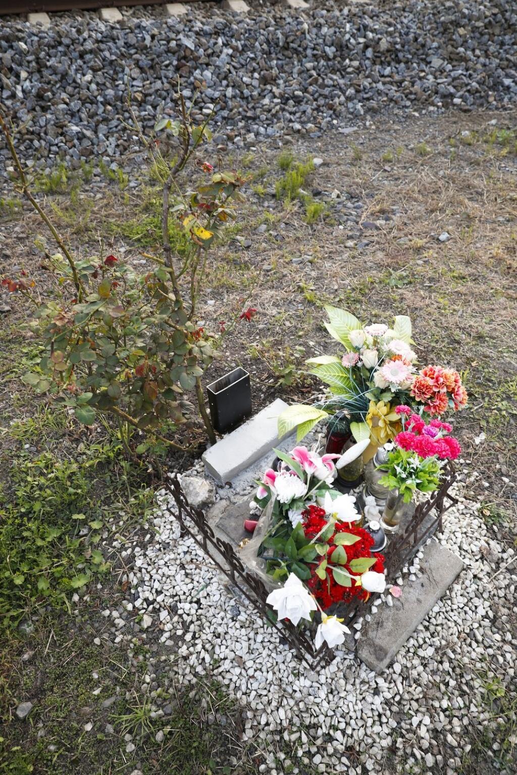 September 2021: Nový pomník pre Ivetu Bartošovú. Prerobil ho vdovec Josef Rychtář.