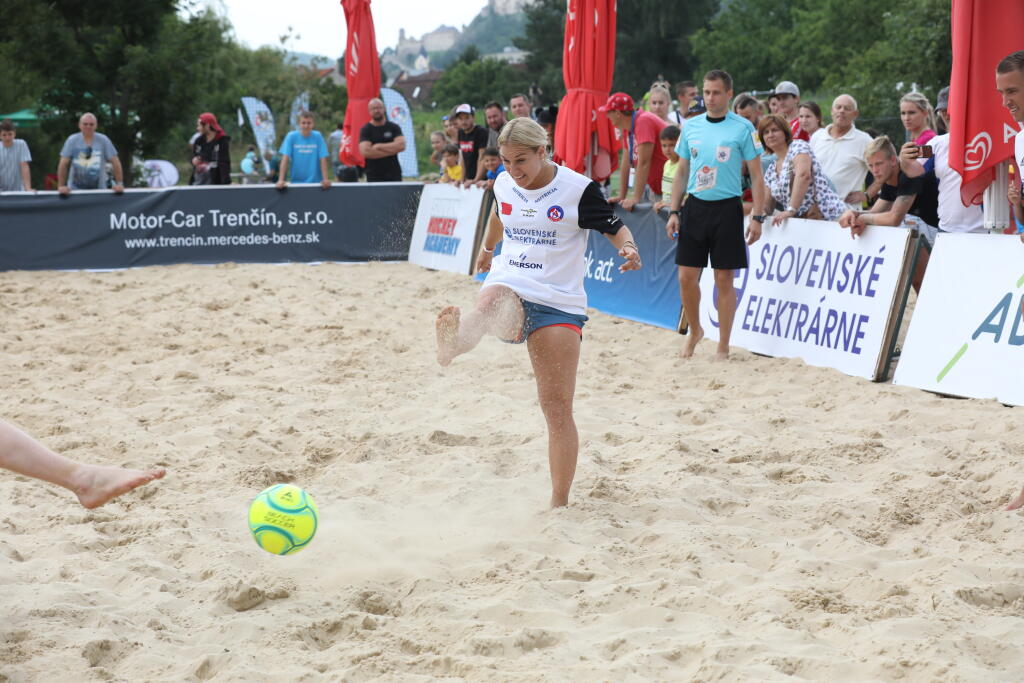 Dominika Cibulková ukázala niečo aj s futbalového umenia. Nechýbal jej pri tom úsmev na tvári.