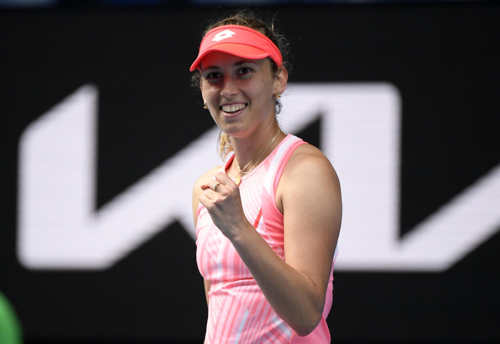 Belgická tenistka Elise Mertensová sa teší po výhre nad Švajčiarkou Belindou Benčičovou v 3. kole ženskej dvojhry na grandslamovom turnaji Australian Open v Melbourne v sobotu 13. februára 2021.