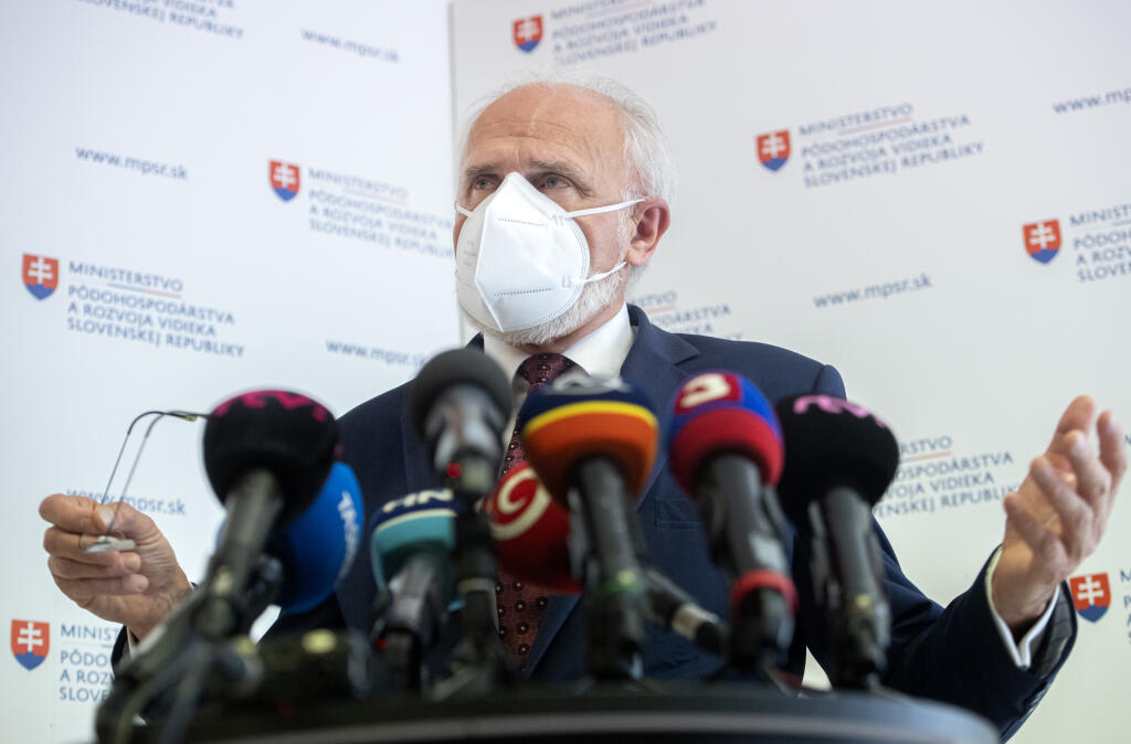 Na snímke minister pôdohospodárstva a rozvoja vidieka (MPRV) SR Ján Mičovský (OĽaNO) počas brífingu s novinármi na ktorej ohlásil svoju demisiu z postu ministra pôdohospodárstva 25. mája 2021 v Bratislave. FOTO TASR - Martin Baumann