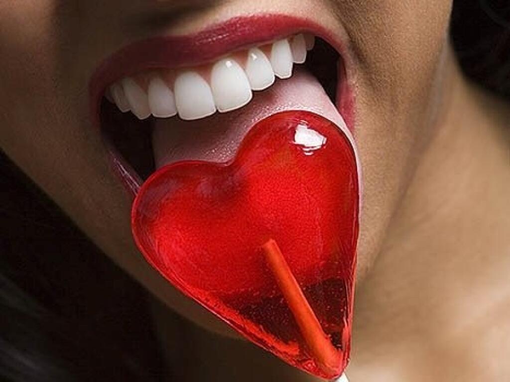 Licking lollipop. Чупа Чупс. Девушка облизывает Чупа Чупс. Большой Чупа Чупс.