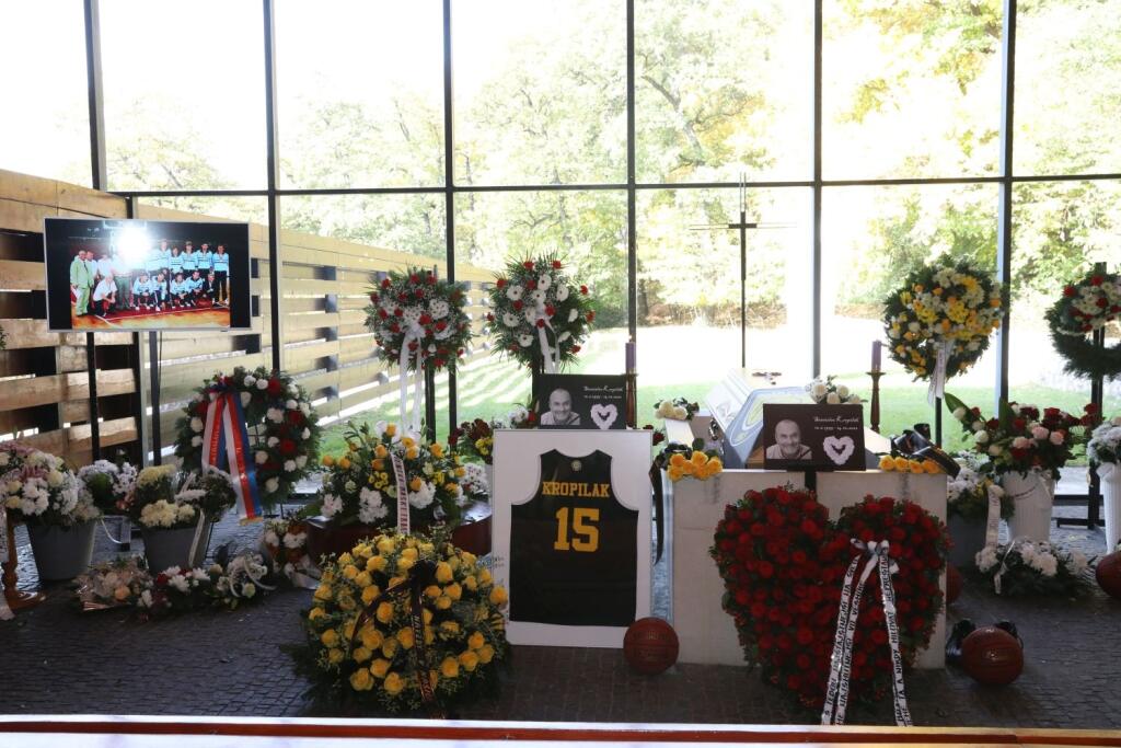 Legendárnemu basketbalistovi Stanislavovi Kropilákovi dali posledné zbohom v bratislavskom krematóriu.