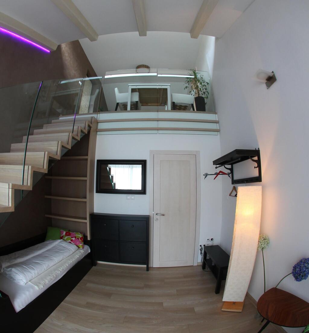 Ponúka hosťom moderné ubytovanie, pričom všetky apartmány sú ladené do béžových tónov a sú zariadené nábytkom z tmavého dreva. Majú priestrannú obývaciu izbu so satelitnou TV, kuchynku s jedálenským kútom a kúpeľňu so sprchovacím kútom.