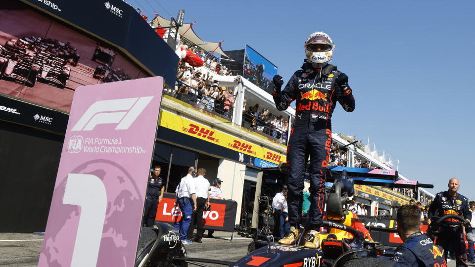 EBE 48 Le Castellet - Na snímke holandský pilot formuly 1 Max Verstappen z tímu Red Bull oslavuje víťazstvo vo Veľkej cene Francúzska, dvanástom podujatí motoristického seriálu MS F1 na okruhu Paula Ricarda v Le Castellet v južnom Francúzsku v nedeľu 24. júla 2022. FOTO TASR/AP


Red Bull driver Max Verstappen of the Netherlands celebrates after winning the French Formula One Grand Prix at Paul Ricard racetrack in Le Castellet, southern France, Sunday, July 24, 2022. (Eric Gaillard/PoolÂ via AP)