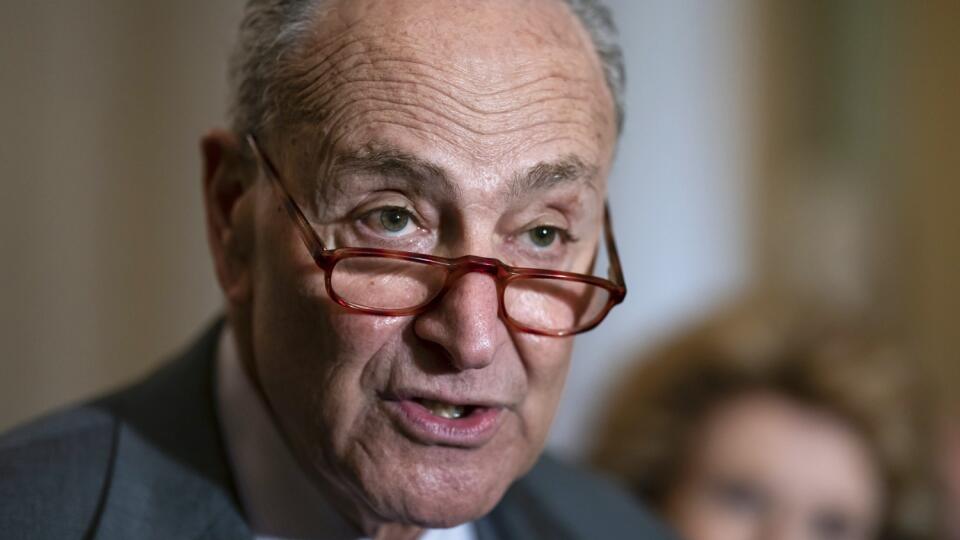 WA 11 Washington - Líder demokratickej väčšiny v Senáte Chuck Schumer odpovedá na otázky novinárov ohľadne ruskej invázie na Ukrajine vo Washingtone v utorok 8. marca 2022. Snemovňa reprezentantov Kongresu Spojených štátov schválila v noci na štvrtok 10. marca 2022 federálny rozpočet, ktorého súčasťou je aj finančná pomoc pre Ukrajinu v hodnote 13,6 miliardy dolárov. FOTO TASR/AP
Senate Majority Leader Chuck Schumer, D-N.Y., speaks to reporters about the Russian invasion of Ukraine following a