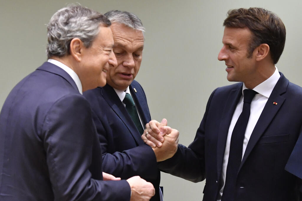 KK3 Brusel - Sprava francúzsky prezident Emmanuel Macron, maďarský premiér Viktor Orbán a taliansky premiér Mario Draghi počas druhého a záverečného dňa summitu EÚ v Bruseli v piatok 21. októbra 2022. Dvojdňový summit EÚ má ako ústredné témy energetickú krízu, vojnu na Ukrajine, ochranu kritickej infraštruktúry a vzťahy s Čínou. FOTO TASR/AP
France's President Emmanuel Macron, right, speaks with Italy's Prime Minister Mario Draghi, left, and Hungary's Prime Minister Viktor Orban during a round t