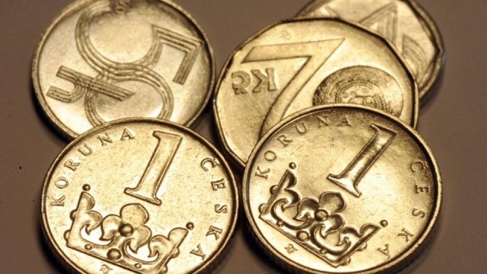 Česká koruna sa zhodnotila o vyše desať halierov
