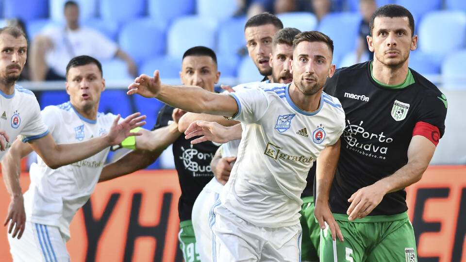 Futbalisti Slovana (v bielom) sa dostali z našich zástupcov v pohárovej Európe najďalej.