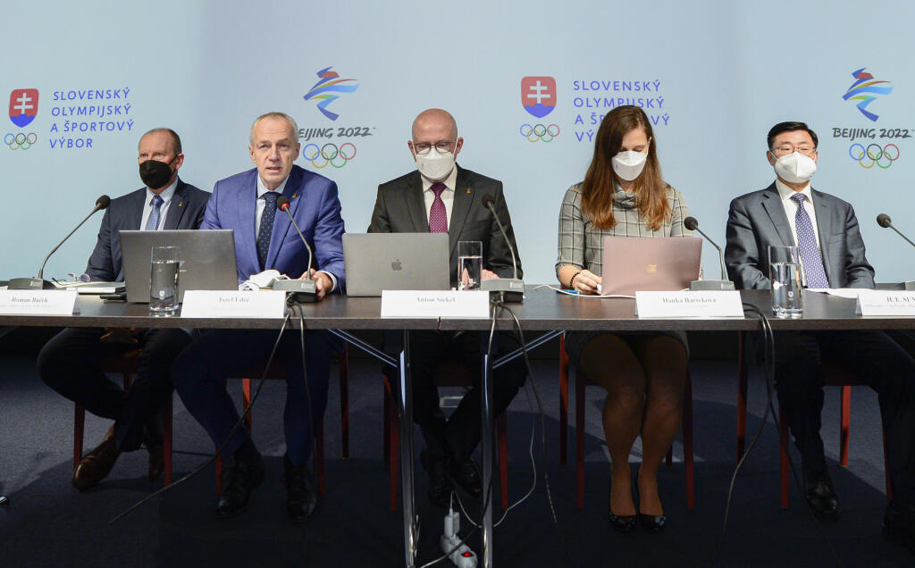 Na snímke zľava vedúci výpravy na XIV. zimných olympijských hrách v Pekingu 2022 Roman Buček, generálny sekretár SOŠV Jozef Liba, prezident Slovenského olympijského a športového výboru (SOŠV) Anton Siekel, viceprezidentka SOŠV Danka Barteková a veľvyslanec Čínskej ľudovej republiky na Slovensku Sun Lijie počas online 61. valného zhromaždenia SOŠV.